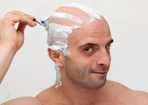 Cómo Afeitarse la Cabeza con una Máquina Manual Cómo Afeitarse la Cabeza con una Máquina Manual