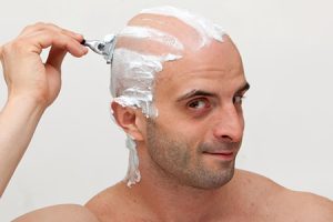 Cómo Afeitarse la Cabeza con una Máquina Manual