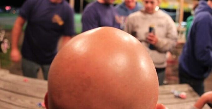 ¿Cómo Quitar el Brillo de una Cabeza Calva?