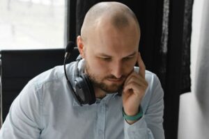 ¿Los Calvos Tienen Menos Oportunidades Laborales?